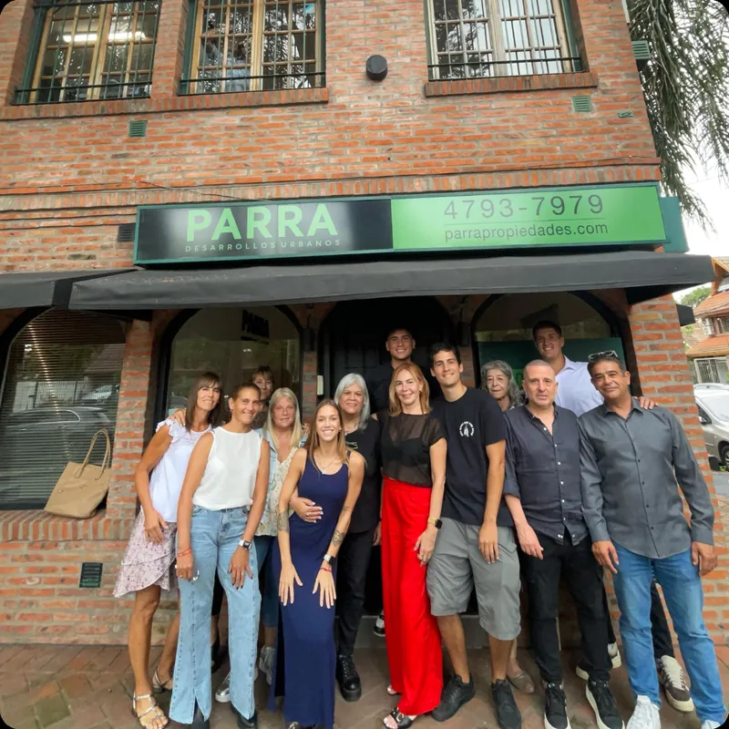 El equipo de PARRA frente a la oficina de Villa Urquiza